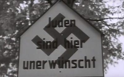 Un panneau portant la mention "On ne veut pas de Juifs ici", érigé quelque part en Allemagne à la suite de l'introduction par les nazis des lois raciales de Nuremberg en 1935. (Capture d'écran Youtube)