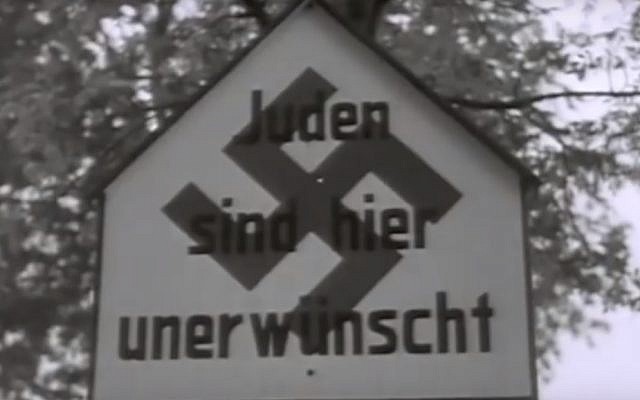 Un panneau portant la mention "On ne veut pas de Juifs ici", érigé quelque part en Allemagne à la suite de l'introduction par les nazis des lois raciales de Nuremberg en 1935. (Capture d'écran Youtube) Un panneau portant la mention "On ne veut pas de Juifs ici", érigé quelque part en Allemagne à la suite de l'introduction par les nazis des lois raciales de Nuremberg en 1935. (Capture d'écran Youtube)