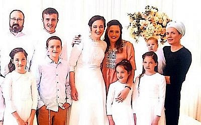 Photo sans date du rabbin Achiad Ettinger (à gauche) et sa famille. (Crédit : famille Ettinger)