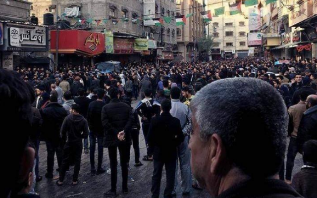 Des Gazaouis protestent contre le Hamas dans la bande, le 14 mars 2019 (Crédit : Facebook) Des Gazaouis protestent contre le Hamas dans la bande, le 14 mars 2019 (Crédit : Facebook)