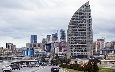 Dans cette photographie du 19 février 2019, on voit le Trump international Hotel, le plus grand building, à Bakou en Azerbaïdjan. 
(AP Photo/Aida Sultanova, File)