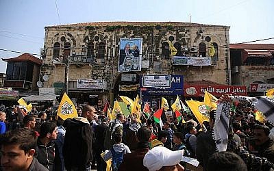 Des Palestiniens de la bande de Gaza descendent dans les rues pour montrer leur soutien au président de l'AP Mahmoud Abbas. (Crédit : Wafa).