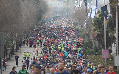 Les coureurs du 9ème marathon de Jérusalem, le 15 mars 2019 (Crédit : Flash 90)