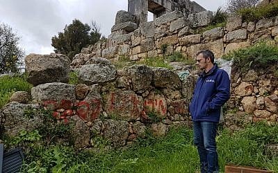 Uri Berger, archéologue à l'est de la Haute-Galilée, a porté plainte auprès de la police pour l'acte de vandalisme commis à la réserve naturelle du mont Meron le 4 mars 2019 (Crédit : Nadia Azar/Autorité israélienne des antiquités)