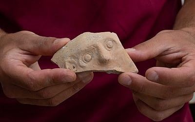 Ce fragment d'un Bes Vessel de l'époque perse (4ème-5ème siècle avant l'ère commune) a été découvert dans une grande fosse à ordure lors des fouilles du parc de stationnement Givati dans la cité de Davis à Jérusalem (Crédit : Eliyahu Yanai, Cité de David)