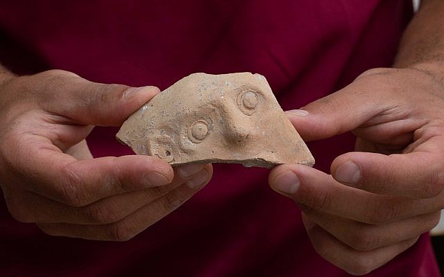 Ce fragment d'un Bes Vessel de l'époque perse (4ème-5ème siècle avant l'ère commune) a été découvert dans une grande fosse à ordure lors des fouilles du parc de stationnement Givati dans la cité de Davis à Jérusalem (Crédit : Eliyahu Yanai, Cité de David) Ce fragment d'un Bes Vessel de l'époque perse (4ème-5ème siècle avant l'ère commune) a été découvert dans une grande fosse à ordure lors des fouilles du parc de stationnement Givati dans la cité de Davis à Jérusalem (Crédit : Eliyahu Yanai, Cité de David)