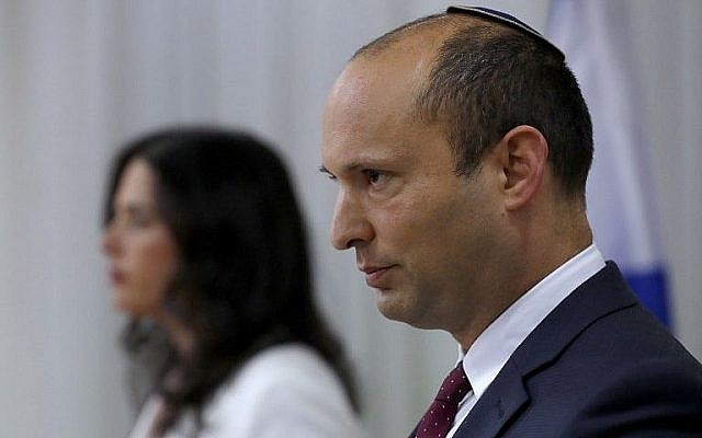 Le ministre de l'Education Naftali Bennett, à droite, et la ministre de la Justice Ayelet Shaked annoncent l'établissement du parti HaYamin HaHadash lors d'une conférence de presse à Tel Aviv, le 29 décembre 2018 (Crédit : Jack Guez AFP/File)