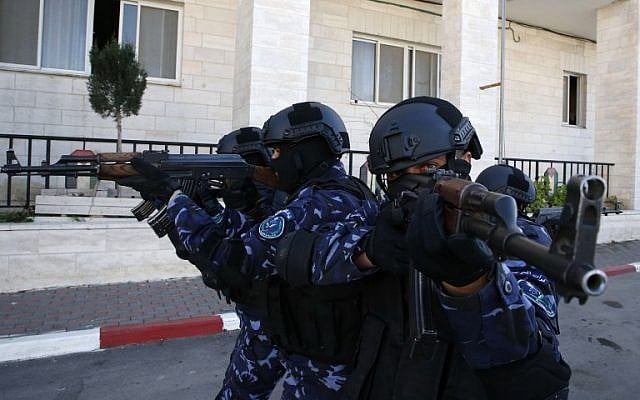 Des policiers palestiniens participent à un entraînement à leur siège de Hébron, en Cisjordanie, le 30 janvier 2019 (Crédit : HAZEM BADER / AFP)