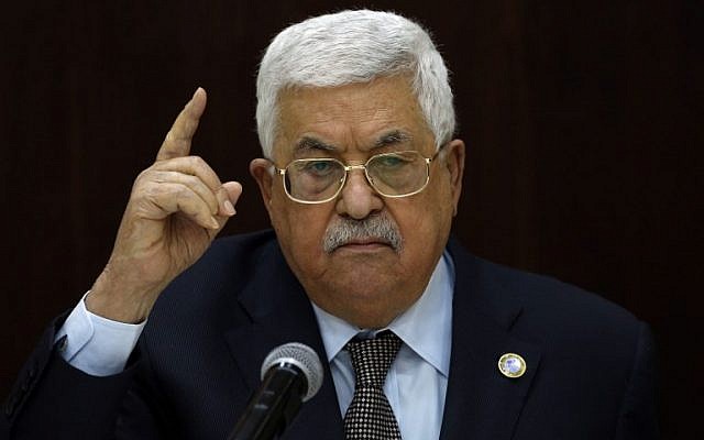 Le Président de l'Autorité palestinienne, Mahmoud Abbas, s'adresse aux dirigeants palestiniens à la Muqata, siège de l'AP, dans la ville de Ramallah, en Cisjordanie, le 20 février 2019. (Crédit : ABBAS MOMANI / AFP) Le Président de l'Autorité palestinienne, Mahmoud Abbas, s'adresse aux dirigeants palestiniens à la Muqata, siège de l'AP, dans la ville de Ramallah, en Cisjordanie, le 20 février 2019. (Crédit : ABBAS MOMANI / AFP)