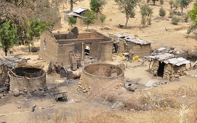 Des maisons brûlées à Zeleved, au Cameroun, le 23 mars 2019. (Crédit : Reinnier KAZE / AFP) Des maisons brûlées à Zeleved, au Cameroun, le 23 mars 2019. (Crédit : Reinnier KAZE / AFP)
