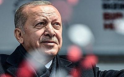 Le président turc Recep Tayyip Erdogan salue ses partisans après son discours lors d'un rassemblement préélectoral dans le district de Bayrampasa à Istanbul, le 30 mars 2019. (Ozan KOSE / AFP) Le président turc Recep Tayyip Erdogan salue ses partisans après son discours lors d'un rassemblement préélectoral dans le district de Bayrampasa à Istanbul, le 30 mars 2019. (Ozan KOSE / AFP)