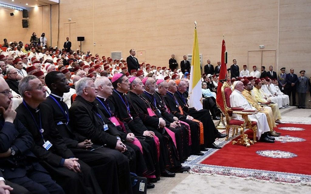 Le roi du Maroc Mohammed V et le pape Francois assistent à u cours de formation des imams, à l'Institut Mohammed VI de Rabat, le 30 mars 2019;. (Crédit : Alberto PIZZOLI / AFP)