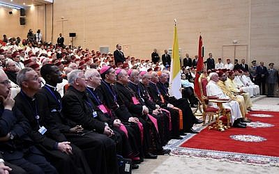 Le roi du Maroc Mohammed V et le pape Francois assistent à u cours de formation des imams, à l'Institut Mohammed VI de Rabat, le 30 mars 2019;. (Crédit : Alberto PIZZOLI / AFP)