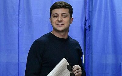 Volodymyr Zelensky, nouveau président d'Ukraine, avec son bulletin de vote à Kiev, le 31 mars 2019. (Crédit : Genya Savilov/AFP)