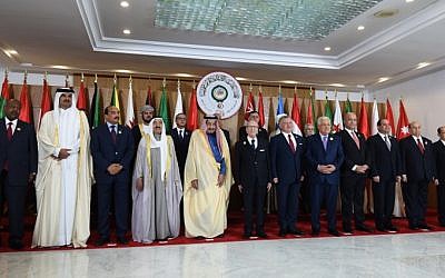 De gauche à droite : Ismail Omar Guellah, président de Djibouti, Tamim bin Hamad al-Thani, l'émir du Qatar, Mohamed Ould Abdel Aziz, le président de Mauritanie, Sheikh Sabah Al-Ahmad Al-Jaber Al-Sabah, l'émir du Koweit, Salman bin Abdulaziz, roi d'Arabie saoudite, Beji Caid Essebs, le président de la Tunisie, Abdallah II, roi de Jordanie, Mahmoud Abbas, le président de l'Autorité palestinienne, Barham Saleh, présidente de l'Irak, Abdel Fattah al-Sisi, président d'Egypte, Abedrabbo Mansour Hadi, président du Yémen et Michel Aoun, président du Liban, au sommet de Ligue arabe, à Tunis, le 31 mars 2019. (Crédit : FETHI BELAID / AFP)