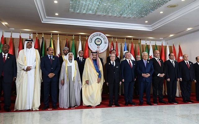 De gauche à droite : Ismail Omar Guellah, président de Djibouti, Tamim bin Hamad al-Thani, l'émir du Qatar, Mohamed Ould Abdel Aziz, le président de Mauritanie, Sheikh Sabah Al-Ahmad Al-Jaber Al-Sabah, l'émir du Koweit, Salman bin Abdulaziz, roi d'Arabie saoudite, Beji Caid Essebs, le président de la Tunisie, Abdallah II, roi de Jordanie, Mahmoud Abbas, le président de l'Autorité palestinienne, Barham Saleh, présidente de l'Irak, Abdel Fattah al-Sisi, président d'Egypte, Abedrabbo Mansour Hadi, président du Yémen et Michel Aoun, président du Liban, au sommet de Ligue arabe, à Tunis, le 31 mars 2019. (Crédit : FETHI BELAID / AFP)