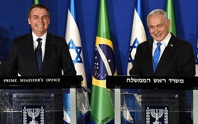 Le président brésilien Jair Bolsonaro, à gauche, et le Premier ministre israélien  Benjamin Netanyahu pendant une conférence de presse à la résidence du Premier ministre de Jérusalem, le 31 mars 2019 (Crédit : DEBBIE HILL/POOL/AFP)