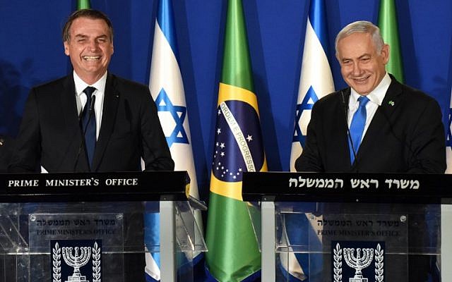 Le président brésilien Jair Bolsonaro, à gauche, et le Premier ministre israélien  Benjamin Netanyahu pendant une conférence de presse à la résidence du Premier ministre de Jérusalem, le 31 mars 2019 (Crédit : DEBBIE HILL/POOL/AFP)
