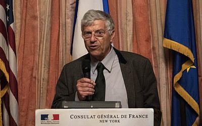 Michel Vernay héritier d'un tableau volé par les nazis, à la restitution à New York, le 1 er avril 2019. (Crédit : Don Emmert / AFP)