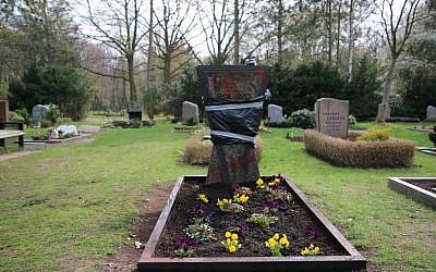 Une pierre tombale recouverte au cimetière  Neukoelln à Berlin, après un acte de vandalisme, le 3 avril 2019. (Crédio : dpa / AFP)