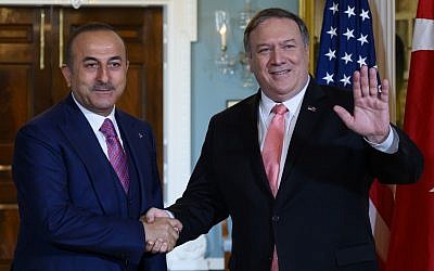 Le secrétaire général Mike Pompeo avec le ministre des Affaires étrangères turc Mevlut Cavusoglu à Washington, DC le 3 avril 2019 . (Crédit : ANDREW CABALLERO-REYNOLDS / AFP)