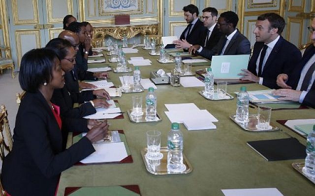 Le président Emmanuel Macron reçoit des représentants de l'association Ibuka pour la commémoration du génocide au Rwanda, deux jours avant le 25ème anniversaire du génocide survenu en 1994 au palais de l'Elysée, à Paris, le 5 avril 2019 (Crédit : PHILIPPE WOJAZER / POOL / AFP) Le président Emmanuel Macron reçoit des représentants de l'association Ibuka pour la commémoration du génocide au Rwanda, deux jours avant le 25ème anniversaire du génocide survenu en 1994 au palais de l'Elysée, à Paris, le 5 avril 2019 (Crédit : PHILIPPE WOJAZER / POOL / AFP)