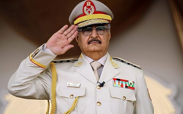 (FILES) L'homme fort de Libye Khalifa Haftar salue pendant une parade militaire à Benghazi, à l'est de la Libye, le 7 mai 2018 (Crédit : Abdullah DOMA / AFP) (FILES) L'homme fort de Libye Khalifa Haftar salue pendant une parade militaire à Benghazi, à l'est de la Libye, le 7 mai 2018 (Crédit : Abdullah DOMA / AFP)