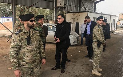 Le chef du gouvernement unitaire soutenu par l'ONU Fayez al-Sarraj, au centre, visite les commandants militaires et sécuritaires qui ont supervisé la re-capture du checkpoint 27 à Janzour, entre Tripoli et Zawiya, le 5 avril 2019 (Crédit :  Mahmud TURKIA / AFP)