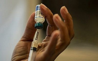 Cette photo prise le 5 avril 2019 montre une infirmière qui prépare un vaccin contre la rougeole, les oreillons et la rubéole à département de santé du comté de Rockland, Ney York (Johannes Eisele/AFP) Cette photo prise le 5 avril 2019 montre une infirmière qui prépare un vaccin contre la rougeole, les oreillons et la rubéole à département de santé du comté de Rockland, Ney York (Johannes Eisele/AFP)