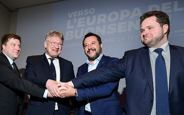 Le pacte entre souverainistes européens. De gauche à droite : le Finlandais Olli Kotro, l’Allemand Jörg Meuthen, l’Italien Matteo Salvini et le Danois Anders Vistisen. (Crédit photo : Miguel Medina / AFP PHOTO) Le pacte entre souverainistes européens. De gauche à droite : le Finlandais Olli Kotro, l’Allemand Jörg Meuthen, l’Italien Matteo Salvini et le Danois Anders Vistisen. (Crédit photo : Miguel Medina / AFP PHOTO)