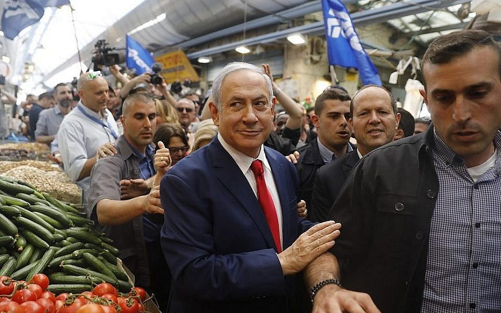 Le Premier ministre Benjamin Netanyahu en visite sur le marché Mahane Yehuda de Jérusalem lors de sa campagne électorale, le 8 avril 2019. (Yonatan Sindel/Flash90)