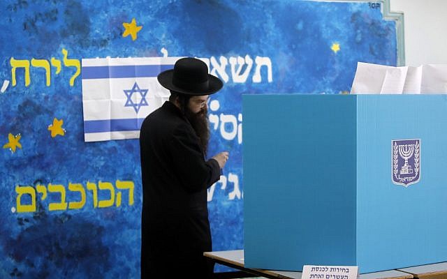 Un ultra-orthodoxe vote à Jérusalem, le 9 avril 2019. (Crédit : MENAHEM KAHANA / AFP) Un ultra-orthodoxe vote à Jérusalem, le 9 avril 2019. (Crédit : MENAHEM KAHANA / AFP)