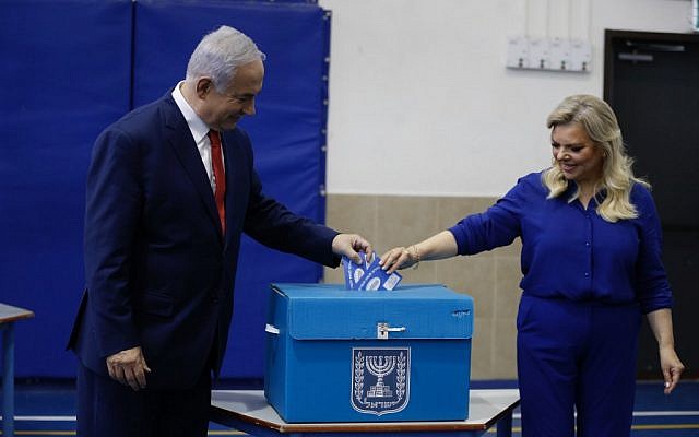 Le Premier ministre Benjamin Netanyahu et sa femme Sara votent à Jérusalem, le 9 avril 2019. (Crédit : MENAHEM KAHANA / AFP) Le Premier ministre Benjamin Netanyahu et sa femme Sara votent à Jérusalem, le 9 avril 2019. (Crédit : MENAHEM KAHANA / AFP)