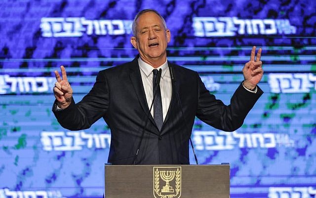Benny Gantz, leader de l'alliance politique Kakhol lavan, revendique la victoire à l'issue des élections du 9 avril 2019, dans un discours à Tel Aviv. (MENAHEM KAHANA / AFP)