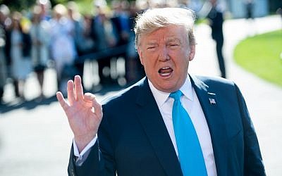 Le président américain Donald Trump s'adresse à la presse et félicite le Premier ministre Benjamin Netanyahu pour sa victoire électorale, avant de quitter Marine One sur la pelouse sud de la Maison Blanche à Washington, DC, le 10 avril 2019. (SAUL LOEB / AFP) Le président américain Donald Trump s'adresse à la presse et félicite le Premier ministre Benjamin Netanyahu pour sa victoire électorale, avant de quitter Marine One sur la pelouse sud de la Maison Blanche à Washington, DC, le 10 avril 2019. (SAUL LOEB / AFP)