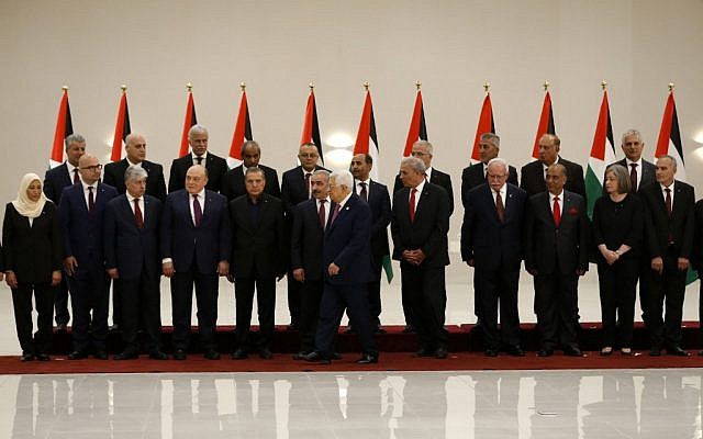 Le président de l'Autorité palestinienne Mahmoud Abbas, 6ème à droite, s'éloigne après avoir posé pour une photo de groupe avec les membres du nouveau gouvernement de l'Autorité palestinienne à Ramallah, en Cisjordanie, le 13 avril 2019 (Crédit : Abbas Momani/AFP) Le président de l'Autorité palestinienne Mahmoud Abbas, 6ème à droite, s'éloigne après avoir posé pour une photo de groupe avec les membres du nouveau gouvernement de l'Autorité palestinienne à Ramallah, en Cisjordanie, le 13 avril 2019 (Crédit : Abbas Momani/AFP)