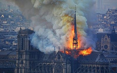 La flèche de la Cathédrale Notre-Dame de Paris, peu avant son effondrement lors de l'incendie qui a touché l'édifice, le 15 avril 2019. (Crédit : Hubert Hitier/AFP) La flèche de la Cathédrale Notre-Dame de Paris, peu avant son effondrement lors de l'incendie qui a touché l'édifice, le 15 avril 2019. (Crédit : Hubert Hitier/AFP)