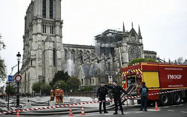 Les pompiers continuent de sécuriser le périmètre autour de la cathédrale Notre-Dame de Paris, après un incendie, le 16 avril 2019. (Crédit : STEPHANE DE SAKUTIN / AFP)