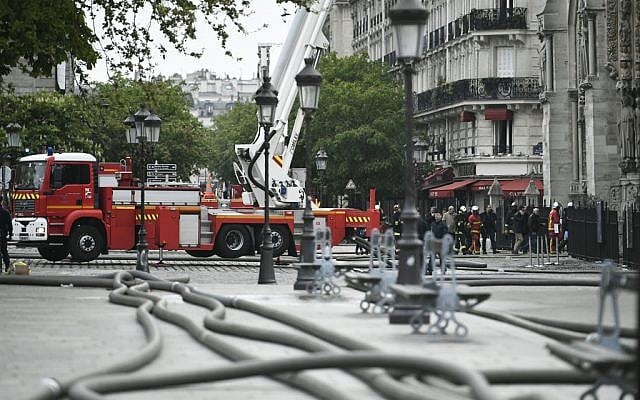 Les pompiers continuent de sécuriser le périmètre autour de la cathédrale Notre-Dame de Paris, après un incendie, le 16 avril 2019. (Crédit : STEPHANE DE SAKUTIN / AFP)