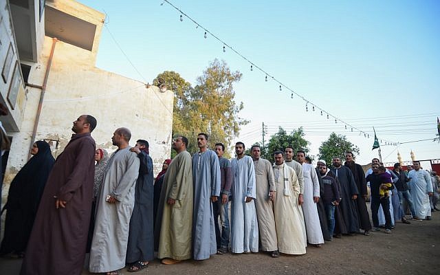 Des Egyptiens font la queue devant un bureau de vote pour un référendum sur une révision constitutionnelle controversée dans une école du village de  Saqiyat al-Manqadi, dans la province de Menoufia, au nord du Nil, le 20 avril 2019 (Crédit : MOHAMED EL-SHAHED / AFP)