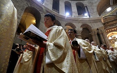 L'église catholique romaine réunie pour prier pendant la procession du dimanche de Pâques à l'église du saint-sépulcre, dans la Vieille Ville de Jérusalem, le 21 avril 2019 (Crédit : GALI TIBBON / AFP) L'église catholique romaine réunie pour prier pendant la procession du dimanche de Pâques à l'église du saint-sépulcre, dans la Vieille Ville de Jérusalem, le 21 avril 2019 (Crédit : GALI TIBBON / AFP)