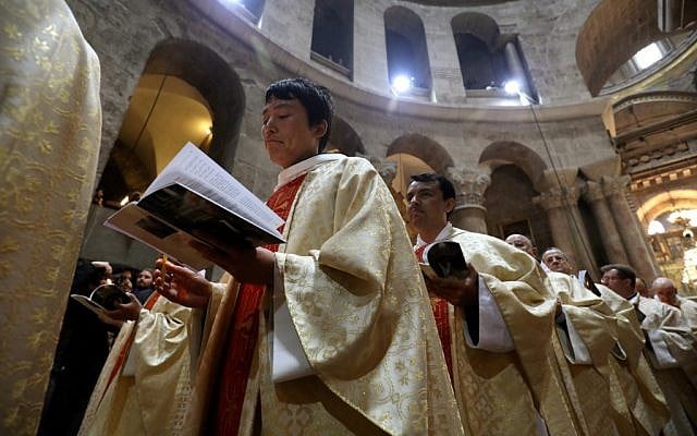 L'église catholique romaine réunie pour prier pendant la procession du dimanche de Pâques à l'église du saint-sépulcre, dans la Vieille Ville de Jérusalem, le 21 avril 2019 (Crédit :   GALI TIBBON / AFP)