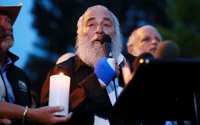 Le rabbin Yisroel Goldstein lors d'une conférence de presse dans la synagogue 'Habad de Poway, en Californie, suite à une fusillade qui a eu lieu la veille dans le lieu de culte lors du dernier jour de Pessah, le 28 avril 2019. (Crédit : SANDY HUFFAKER / AFP)