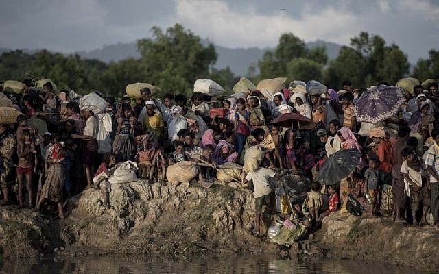 Des réfugiés rohingyas attendent après avoir traversé le fleuve Naf du Myanmar au Bangladesh à Whaikhyang, le 9 octobre 2017. (AFP PHOTO / FRED DUFOUR) Des réfugiés rohingyas attendent après avoir traversé le fleuve Naf du Myanmar au Bangladesh à Whaikhyang, le 9 octobre 2017. (AFP PHOTO / FRED DUFOUR)