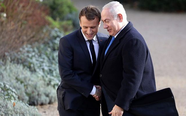 Le président français Emmanuel Macron, à gauche, serre la main du Premier ministrte Benjamin Netanyahu à son arrivée au palais de l'Elysée à Paris, le 10 décembre 2017 (Crédit : / AFP PHOTO / ludovic MARIN) Le président français Emmanuel Macron, à gauche, serre la main du Premier ministrte Benjamin Netanyahu à son arrivée au palais de l'Elysée à Paris, le 10 décembre 2017 (Crédit : / AFP PHOTO / ludovic MARIN)