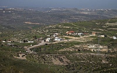 Photo d'illustration : Une photo prise depuis les faubourgs de Naplouse montre l'avant-poste illégal de Havat Gilad en Cisjordanie, le 2 février 2018. (Crédit : AFP Photo/Jaafar Ashtiyeh)