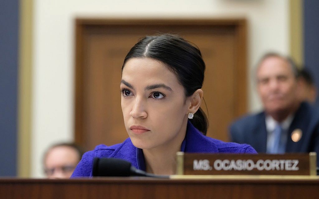 La représentante Démocrate de New York, Alexandria Ocasio-Cortez, lors d'une audience de la Commission des services financiers de la Chambre, le 10 avril 2019 à Washington, DC. (Alex Wroblewski/Getty Images/AFP) La représentante Démocrate de New York, Alexandria Ocasio-Cortez, lors d'une audience de la Commission des services financiers de la Chambre, le 10 avril 2019 à Washington, DC. (Alex Wroblewski/Getty Images/AFP)