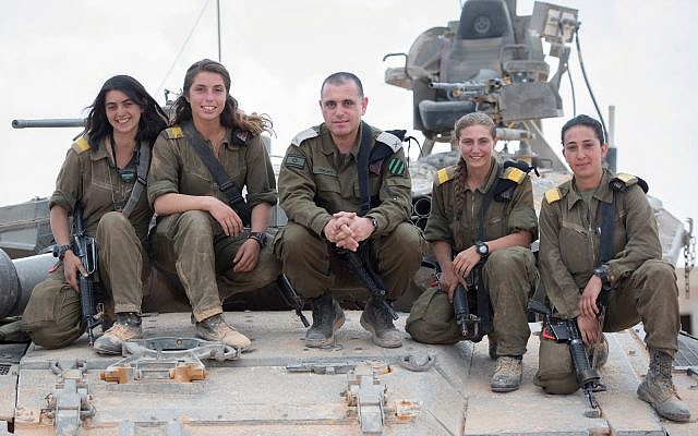 Le général Guy Hasson, au centre, chef de la brigade du corps blindé de l’armée israélienne, pose sur un char d'assaut avec les premières femmes commandantes de char de l'armée, qui ont terminé leur formation le 28 juin 2018. (Forces de défense israéliennes)