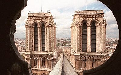 Les deux tours de la cathédrale Notre-Dame de Paris photographiées depuis la flèche, le 13 juin 1998. (AP Photo / Rémy de la Mauvinière)