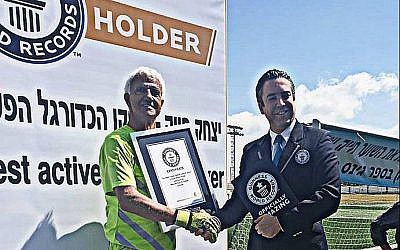 Isaak Hayik (à gauche) reçoit le record du plus vieux joueur de football professionnel actif des mains d’un responsable du Guinness des records. (Facebook)